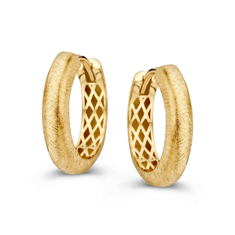 Boucles d'oreilles en or jaune mat, en forme ronde, avec un motif texturé.