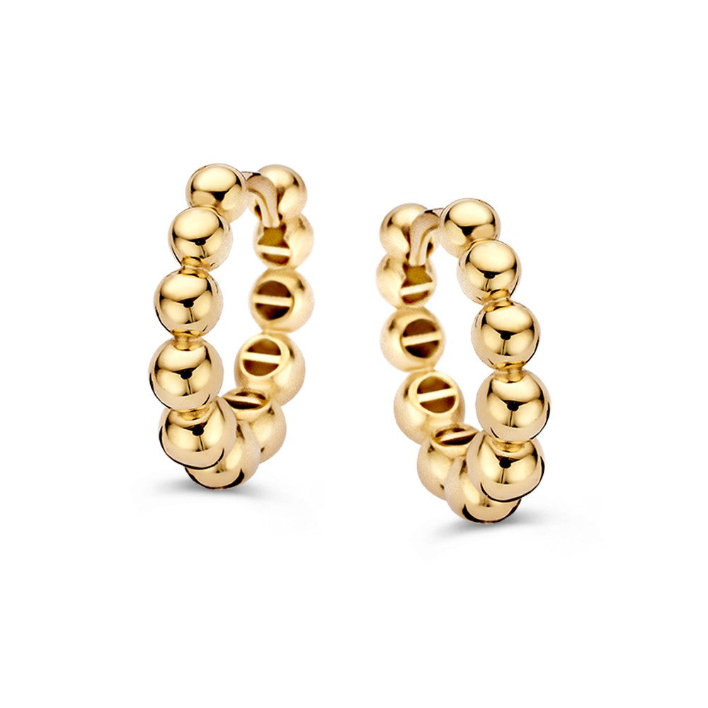 Boucles d'oreilles en or jaune, ornées de petites billes dorées, offrant une élégance subtile.