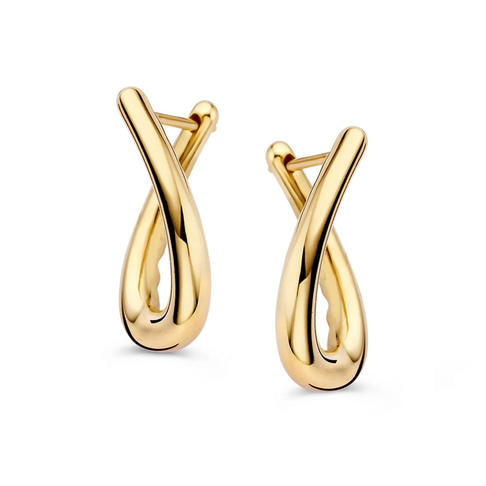 Boucles d'oreilles en or jaune avec un design en torsion, élégantes et modernes.