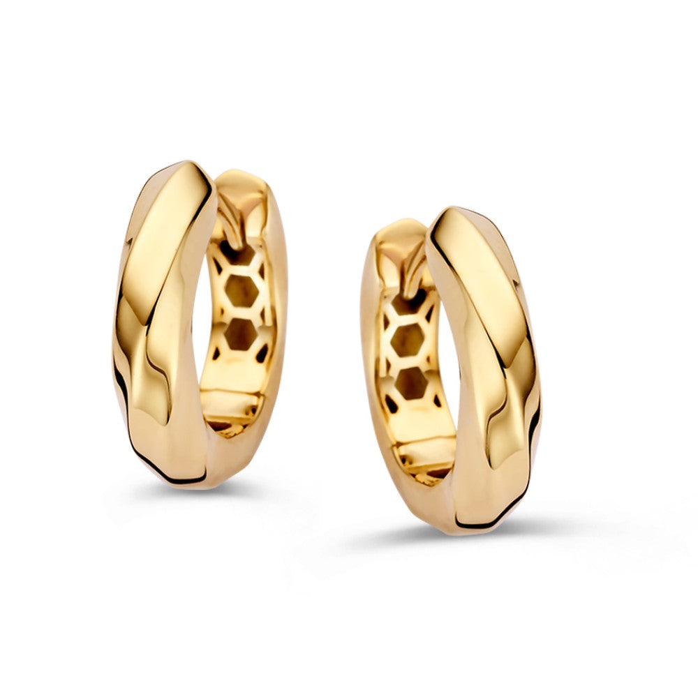 Boucles d'oreilles en or jaune avec un design torsadé, offrant une allure intemporelle.