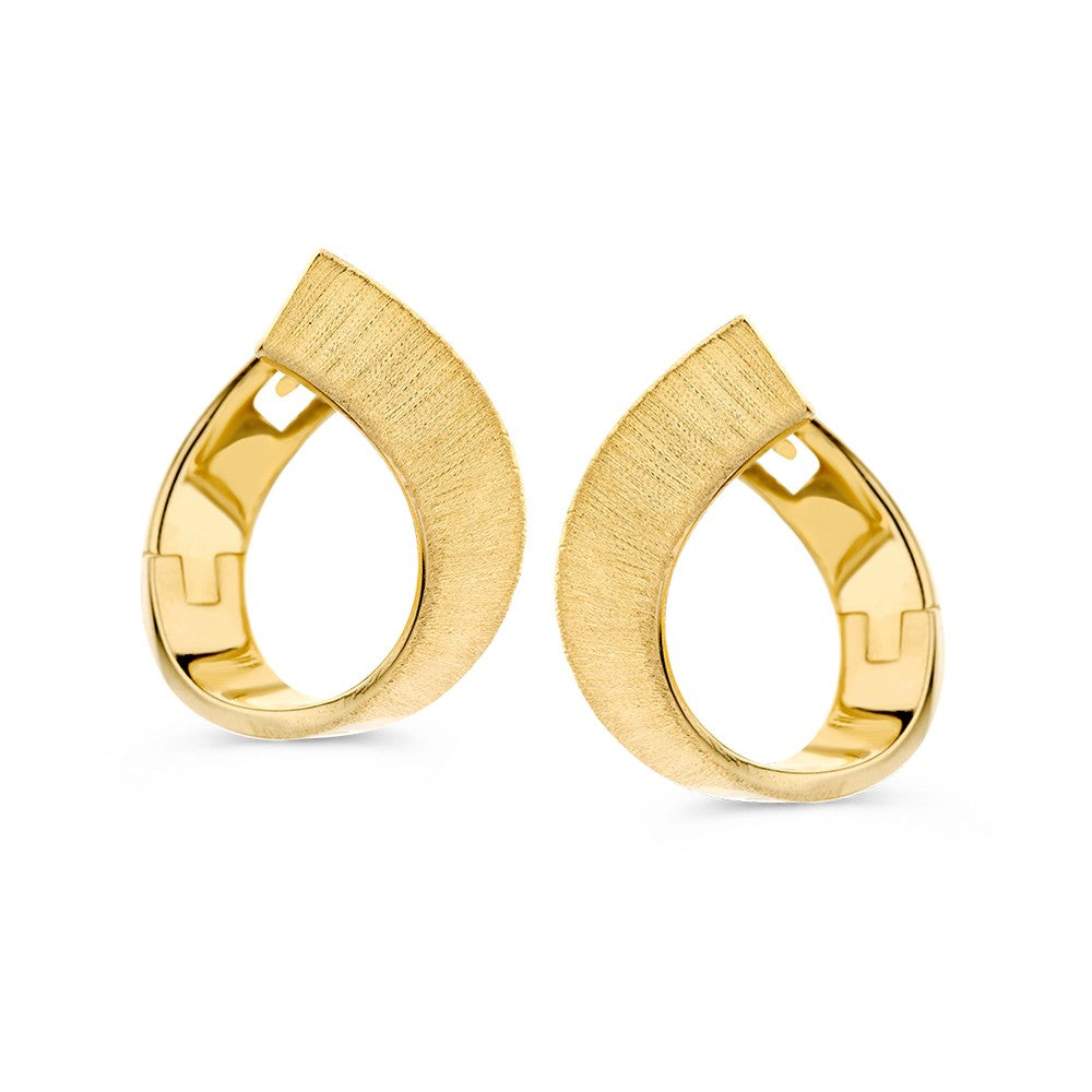 Boucles d'oreilles en or jaune avec une finition mate et une forme de goutte.