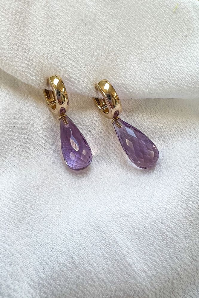 Créoles en or jaune avec améthyste violette en forme de goutte - Élégance en mouvement