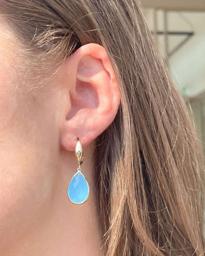 Créoles en or jaune avec calcédoine bleue – Élégance en couleur