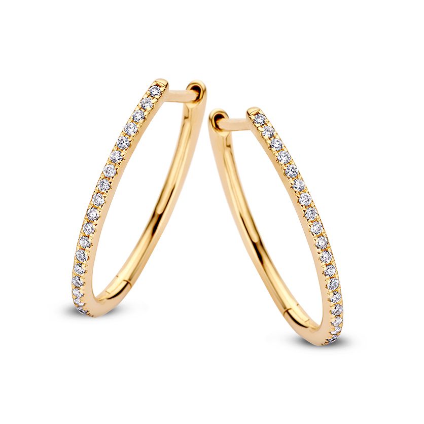 Boucles d'oreilles ovales en or jaune avec de délicates diamants, 0,18 crt.