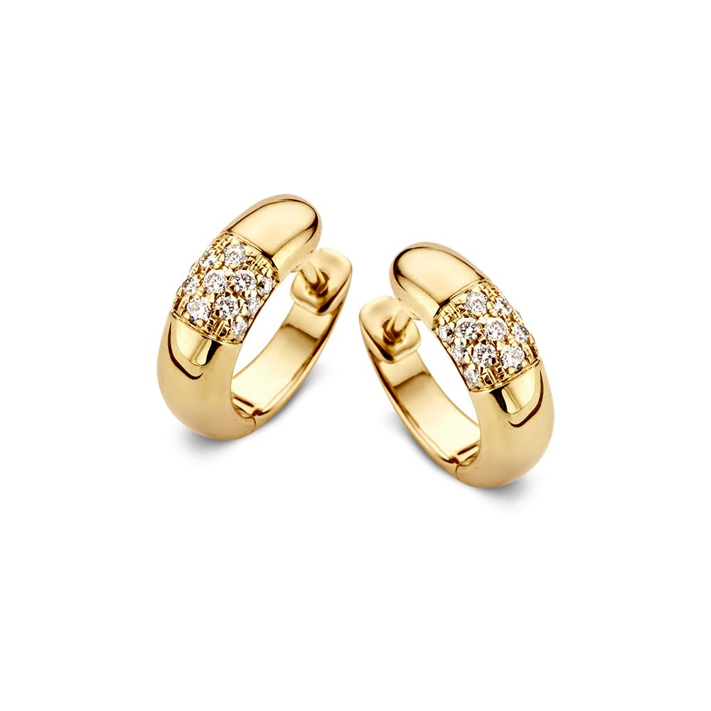 Boucles d'oreilles en or jaune avec des diamants en taille brillant.