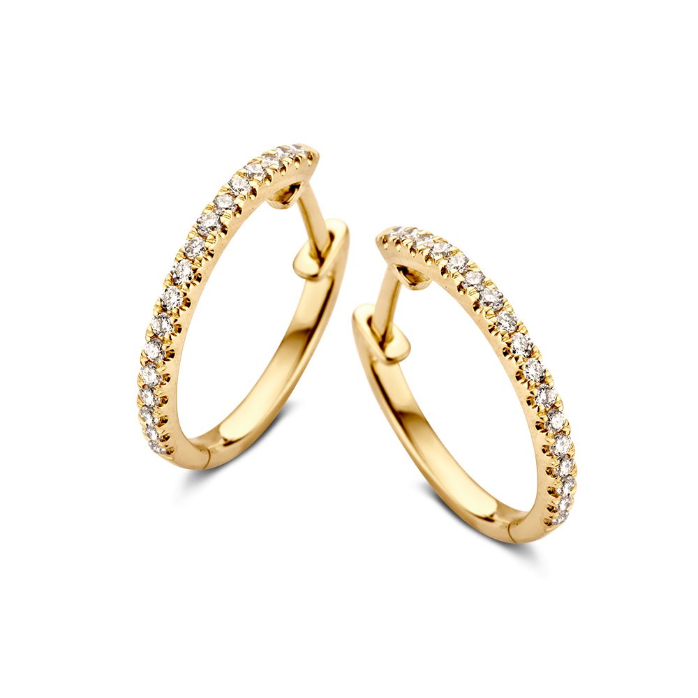 Boucles d'oreilles en or jaune stylées avec des diamants, forme ronde et finition brillante.