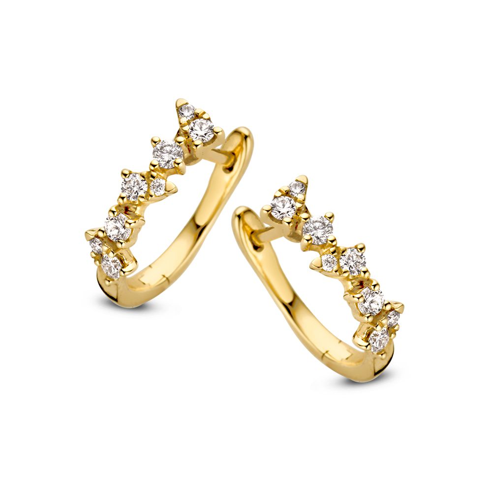 Boucles d'oreilles en or jaune ornées de diamants, avec un design délicat et cinq pierres brillantes.