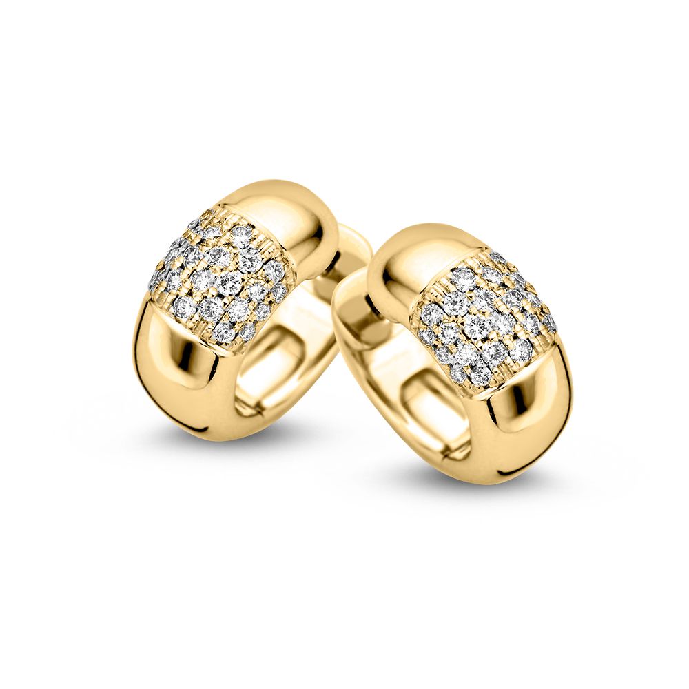 Boucles d'oreilles en or jaune avec diamants en pavé, design bombé et intemporel.