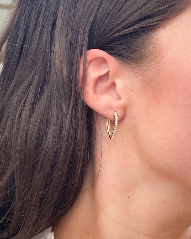 Créoles en Or Jaune Modèle Asymétrique avec Diamant : Une Déclaration Élégante 0,36 crt.