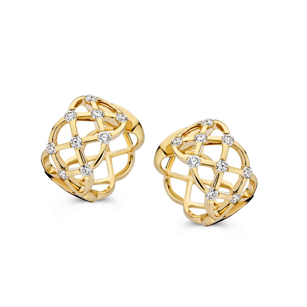 Boucles d'oreilles en or jaune avec un motif tissé et des diamants de 0,44 crt.
