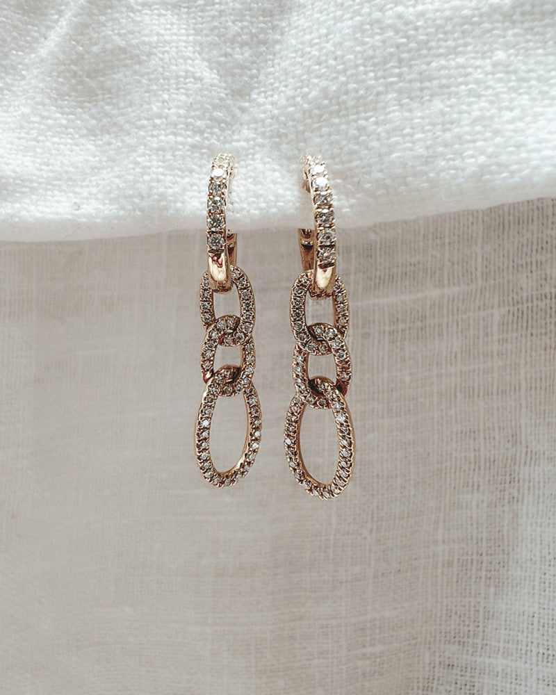 Créoles en Or Jaune avec Pendentifs Maillés et Diamants Étincelants 0,50 crt.