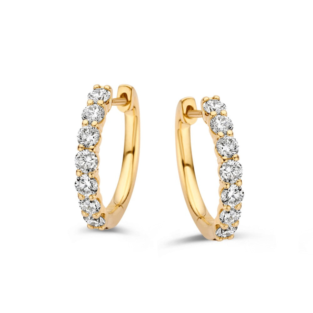 Boucles d'oreilles en or jaune avec des diamants en sertissage chaton, totalisant 1,00 ct.