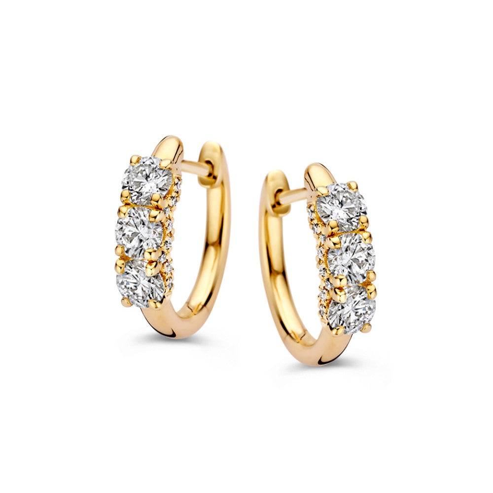 Boucles d'oreilles en or jaune avec diamants en sertissage chaton, totalisant 1,18 ct.