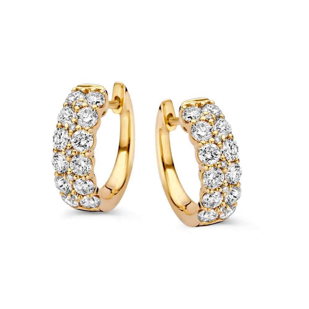 Boucles d'oreilles en or jaune luxueuses avec des diamants étincelants en pavé de 1,72 ct.