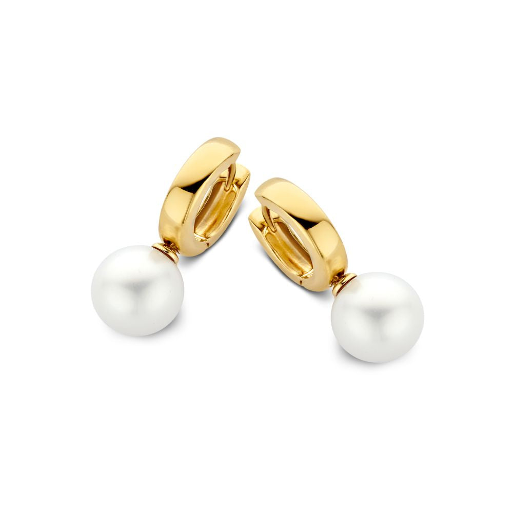 Boucles d'oreilles en or jaune élégantes avec des perles rondes blanches.