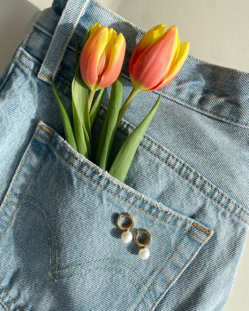 Créoles en or jaune élégantes avec des perles rondes