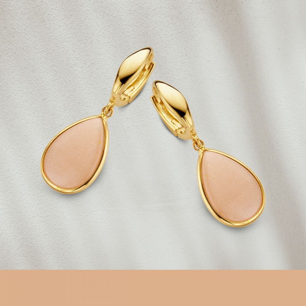 Créoles en or jaune avec pendentifs en pierre de lune rose – Un look subtil et enchanteur