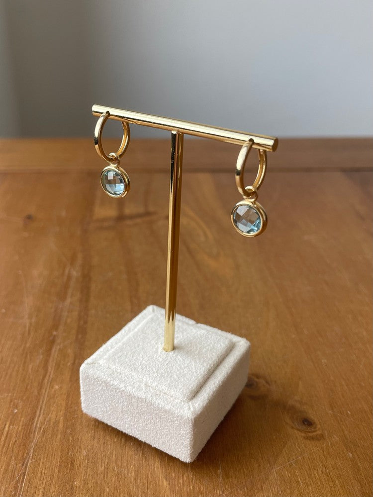 Créoles en or jaune avec pendentifs en topaze bleue | Or 14 carats – Van der Kooij
