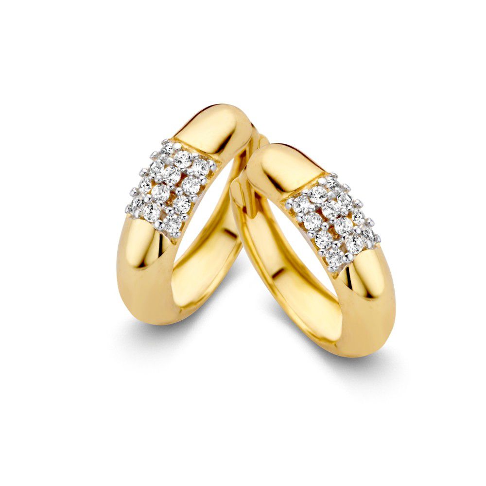 Boucles d'oreilles en or jaune avec des zirconias brillants, forme bombée et design intemporel.