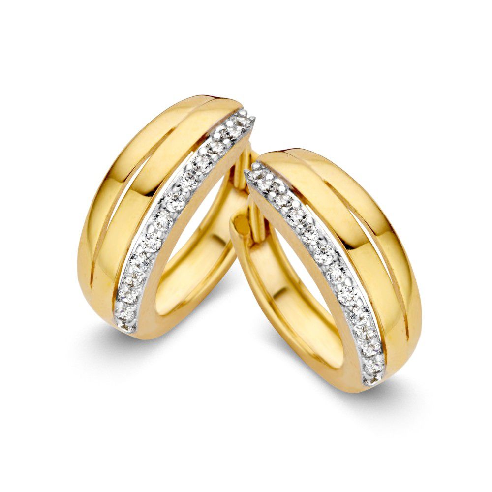 Boucles d'oreilles en or jaune intemporelles avec des zirkonias, au design lisse et brillant.