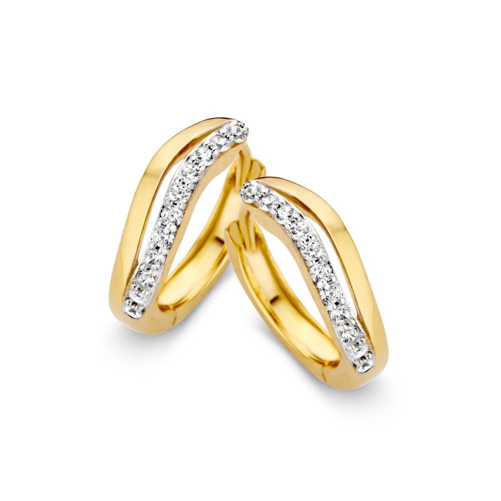 Boucles d'oreilles en or jaune élégantes avec des bandes ondulées et des zirconias scintillants.