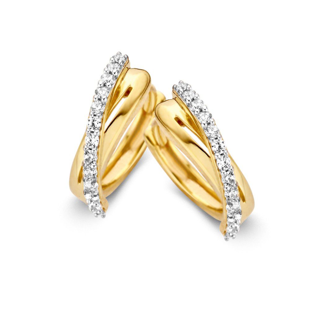 Boucles d'oreilles en or jaune élégantes avec des zirkonias, de forme ondulée.