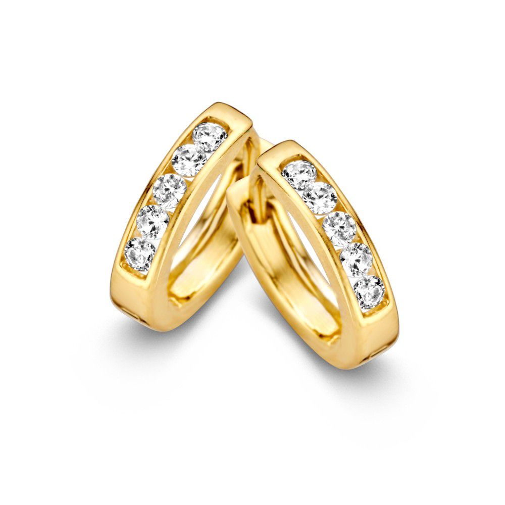 Boucles d'oreilles créoles en or jaune avec des zirconias brillants.