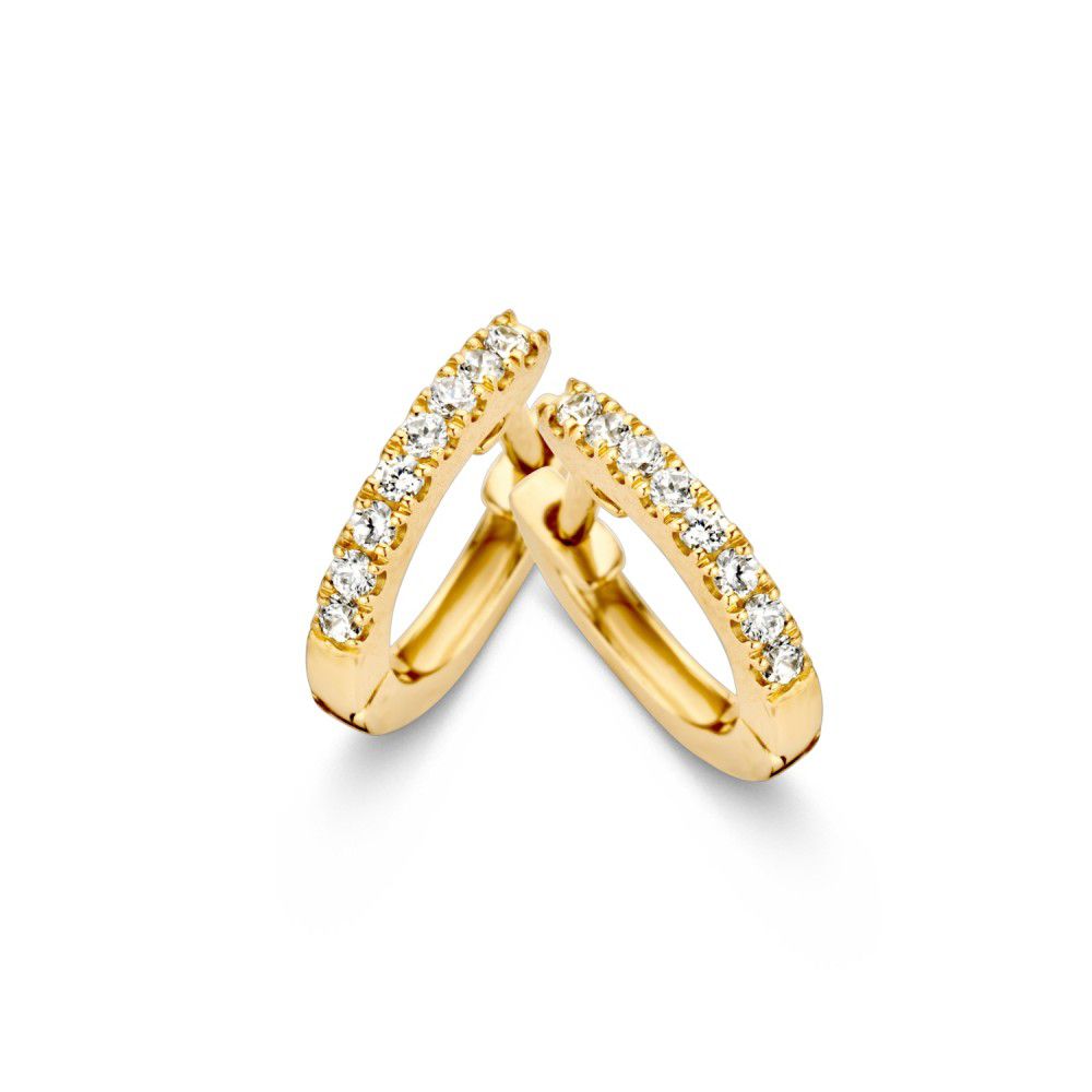 Boucles d'oreilles en or jaune avec des zircons, de forme légèrement courbée et ornées d'une rangée de pierres scintillantes.