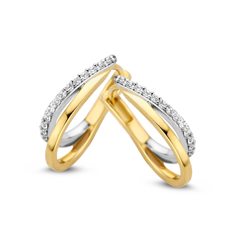 Boucles d'oreilles en or avec des bandes asymétriques et des zirconiums, design moderne et éclat élégant.