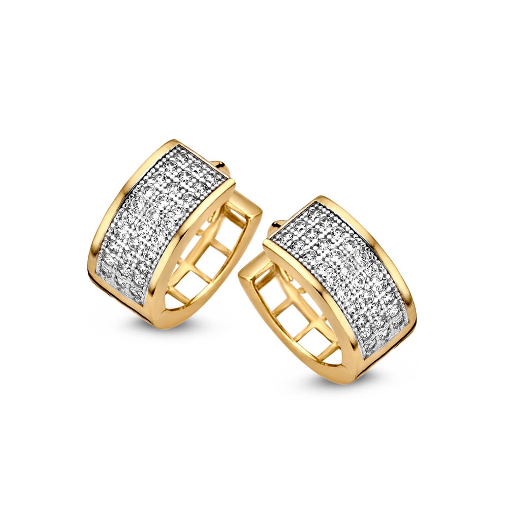 Boucles d'oreilles larges en or jaune avec des zircons en sertissage pavé.