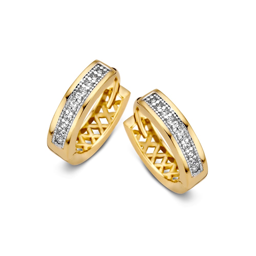 Boucles d'oreilles en or jaune avec zircons, finition lisse et design moderne.