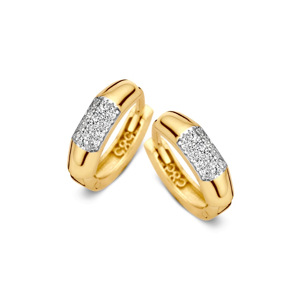 Boucles d'oreilles en or jaune avec zirkonia en pavé, au design moderne et élégant.
