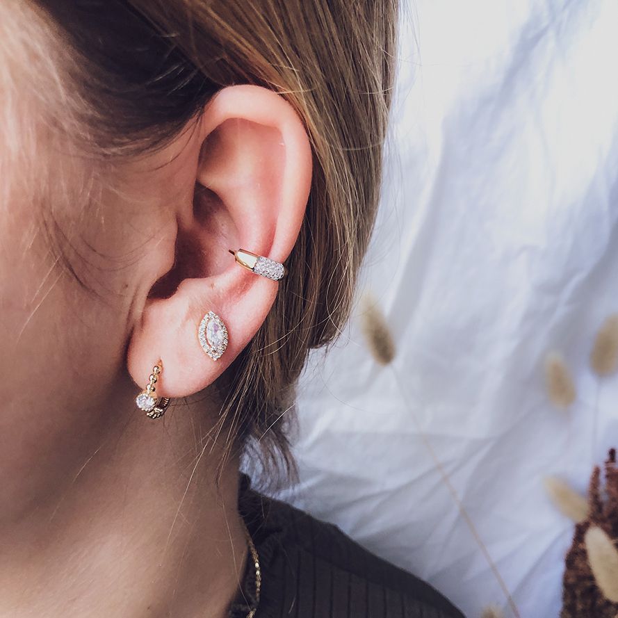 Créoles en Or Jaune avec Zircones en Sertissage Pavé – Élégance Moderne