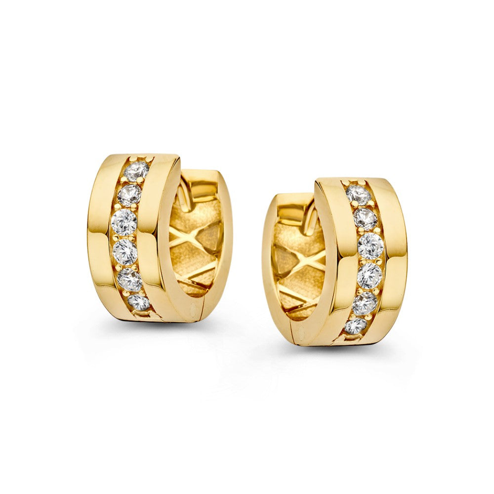 Boucles d'oreilles en or jaune avec des zirkonias, au design épuré et moderne.
