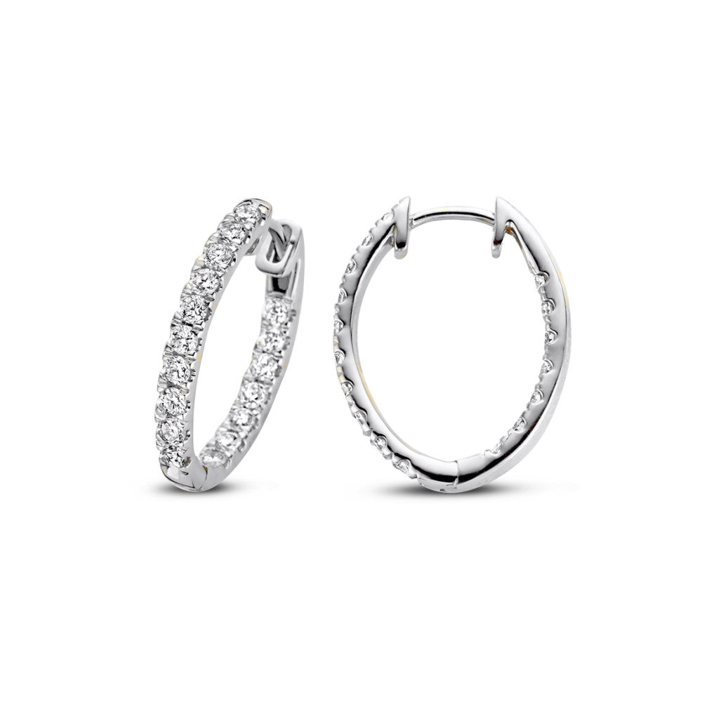 Boucles d'oreilles en or blanc avec des diamants, forme ovale et finition brillante.