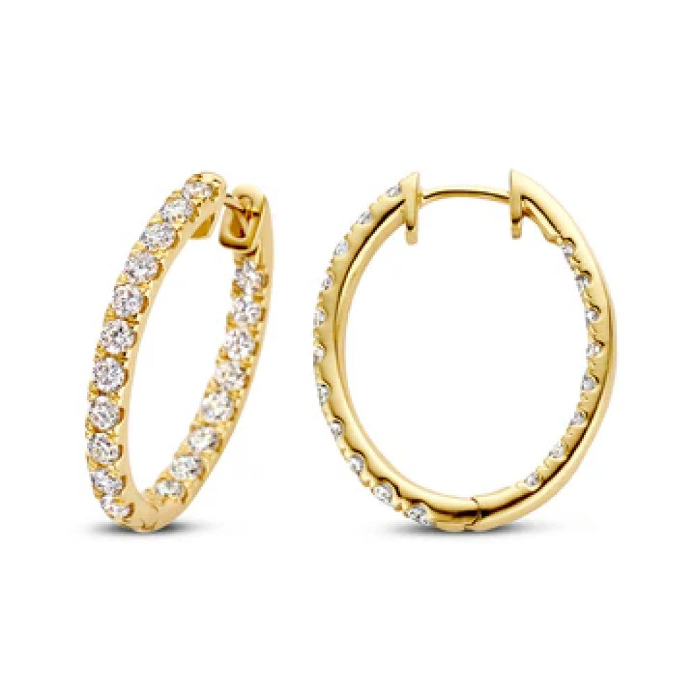 Boucles d'oreilles en or jaune avec des diamants, forme ronde et finition brillante.