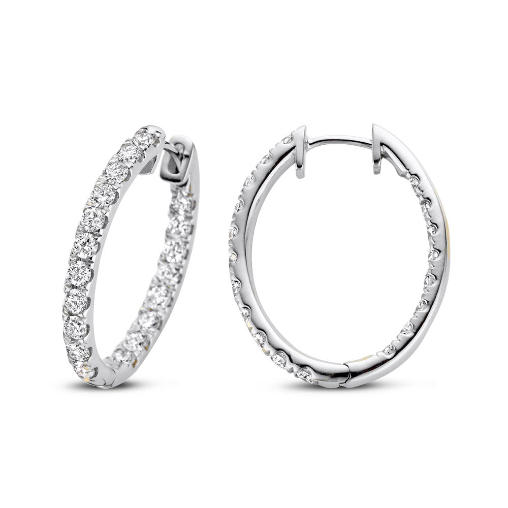 Boucles d'oreilles en or blanc avec des diamants, forme ronde et finition brillante.
