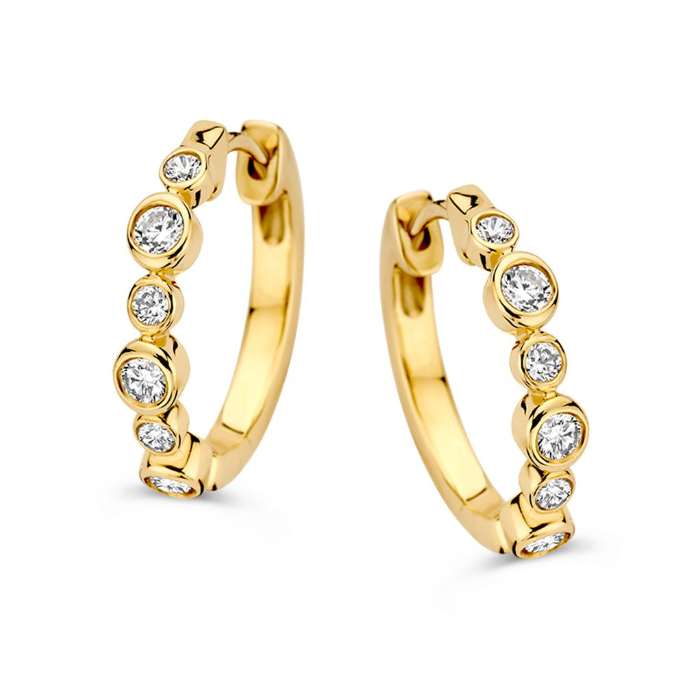 Boucles d'oreilles en or jaune avec des diamants, forme ronde et design délicat.