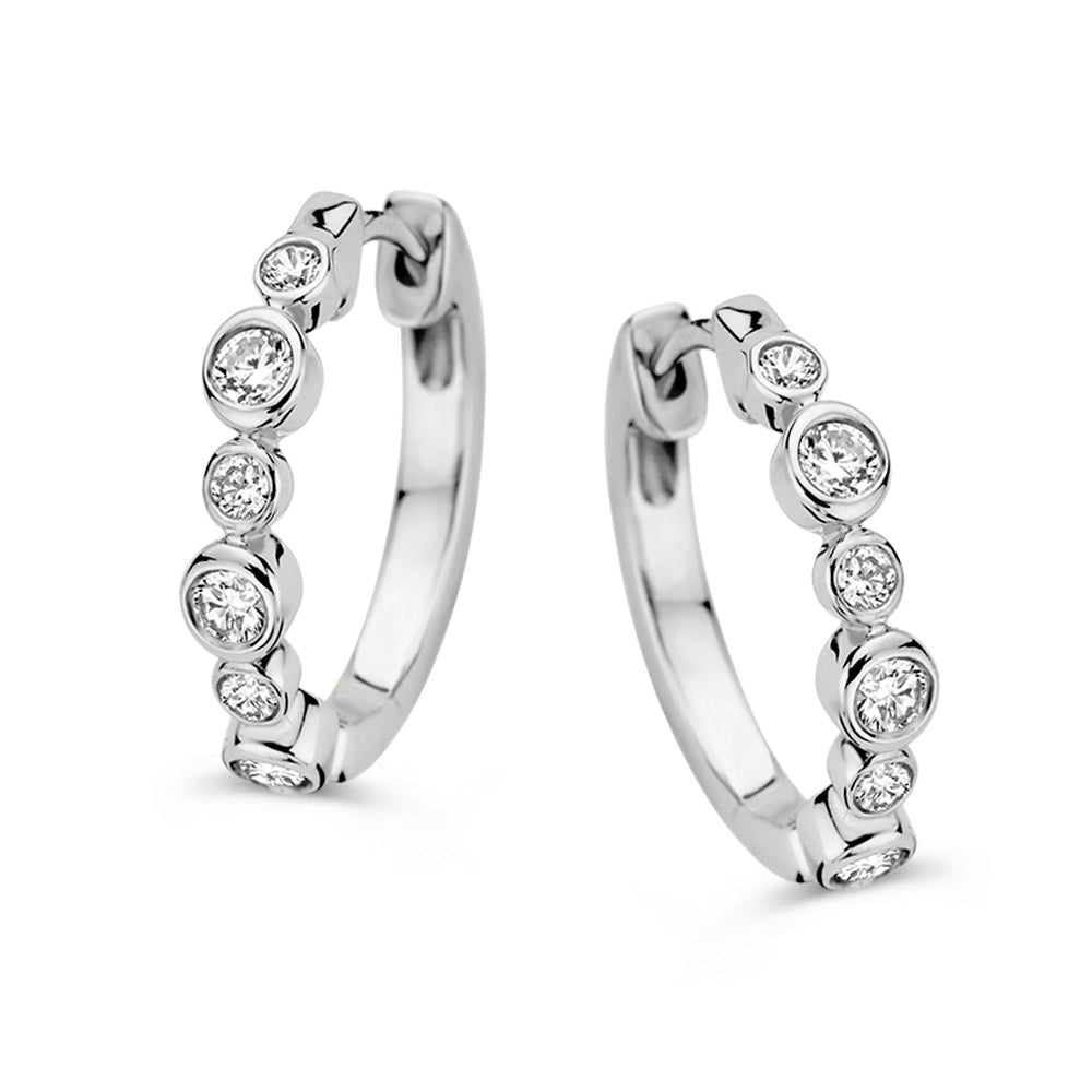 Boucles d'oreilles en or blanc avec des diamants ronds, décorées de cercles.