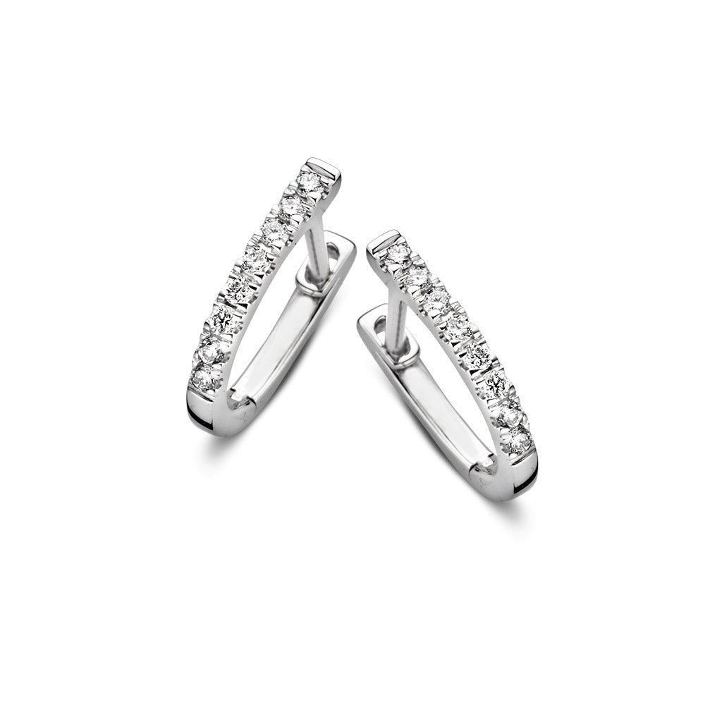 Boucles d'oreilles en or blanc avec des diamants de 0,20 carats, forme légèrement courbée.