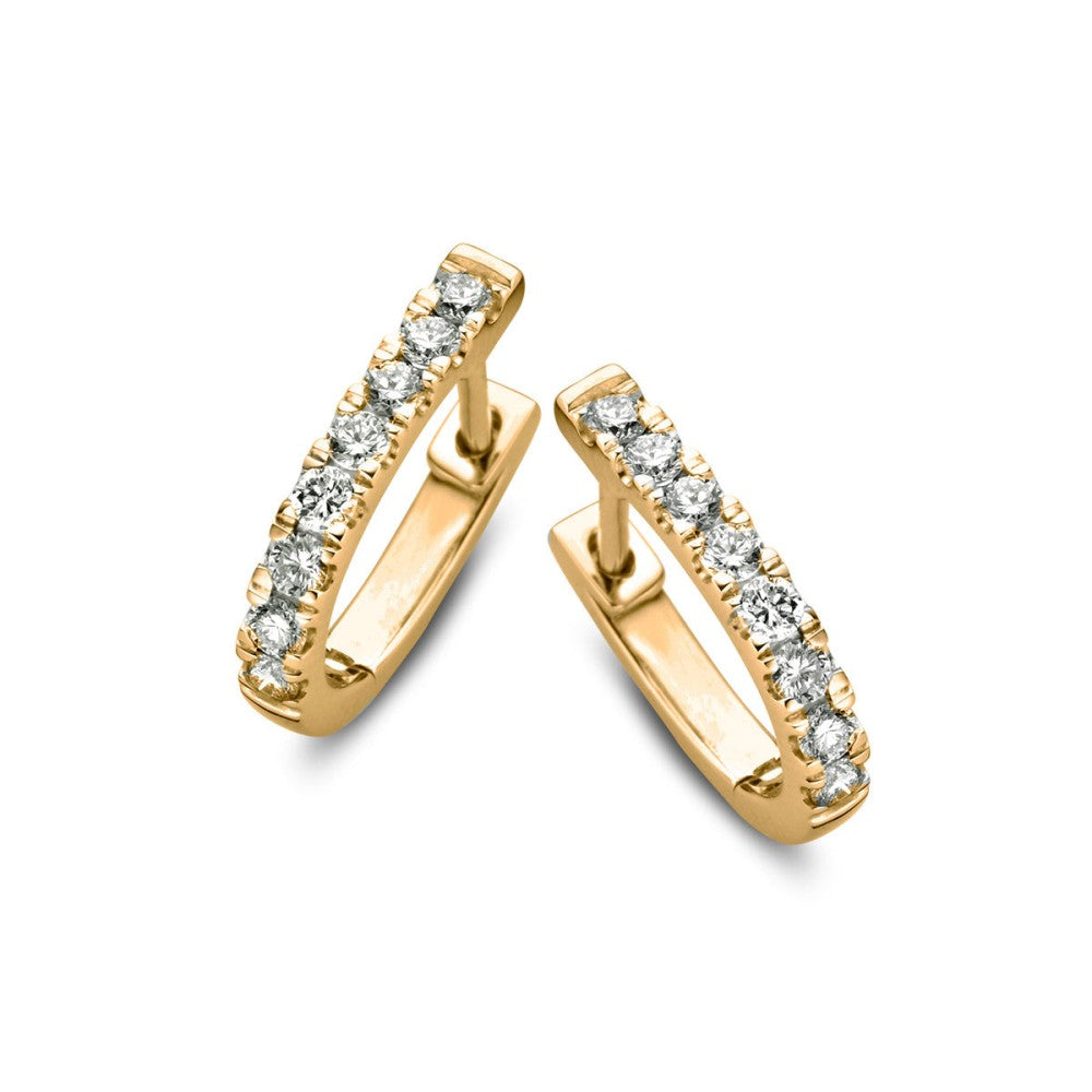 Boucles d'oreilles en or jaune avec des diamants brillants.