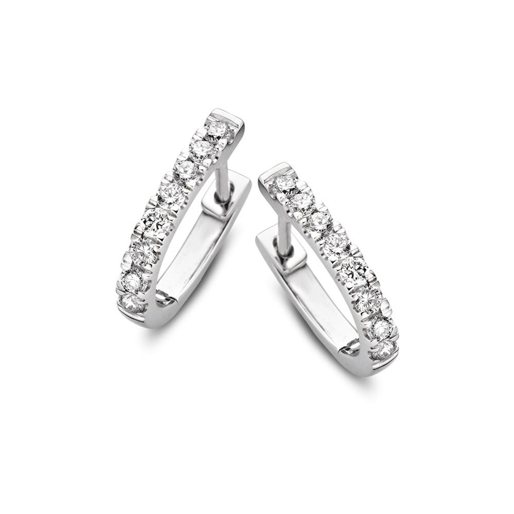 Boucles d'oreilles en or blanc avec des diamants brillants, forme légèrement courbée.