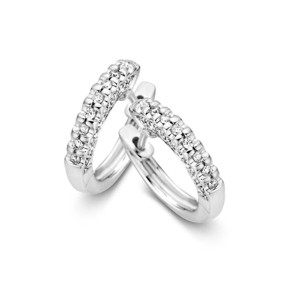 Boucles d'oreilles en or blanc avec des diamants sur les côtés, 14 carats, 0,30 crt.