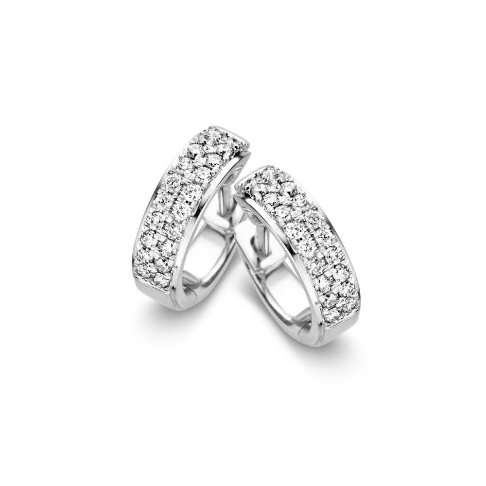 Boucles d'oreilles en or blanc avec deux rangées de diamants en pavé, brillance de 0,32 ct.