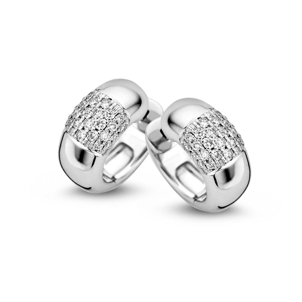 Boucles d'oreilles en or blanc avec diamants en pavé, finition brillante et design subtil.