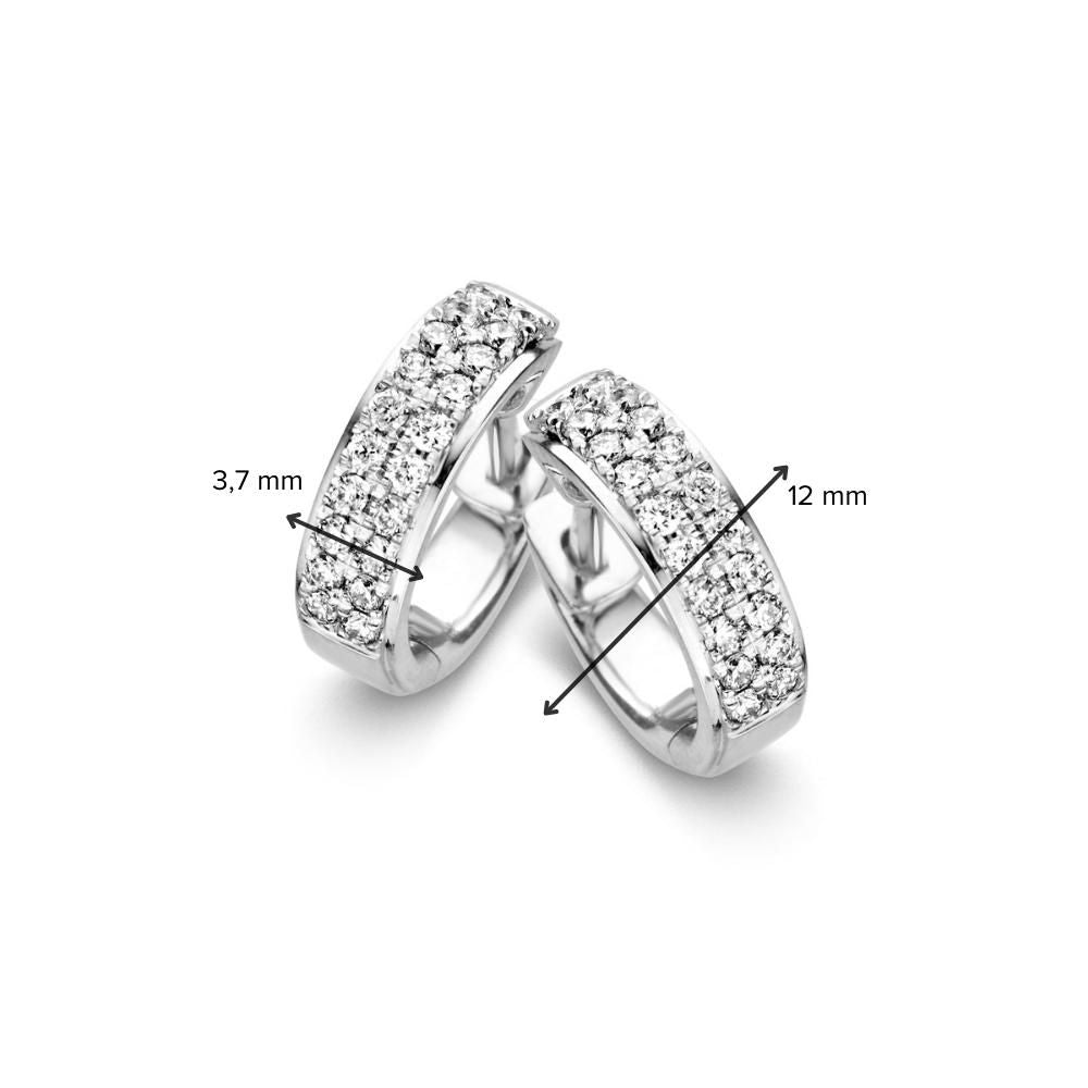 De Excellent Jewelry Witgouden Klapcreolen met Dubbele Rij Briljanten in Pavézetting (0,32 crt.) blinken uit in tijdloze elegantie en schittering, met een breedte van 3,7 mm en diameter van 12 mm.