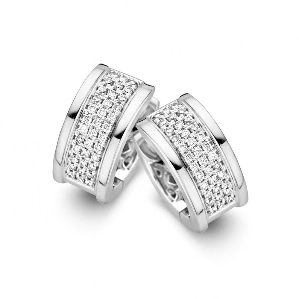 Boucles d'oreilles en or blanc élégant avec des diamants brillants en pavé.