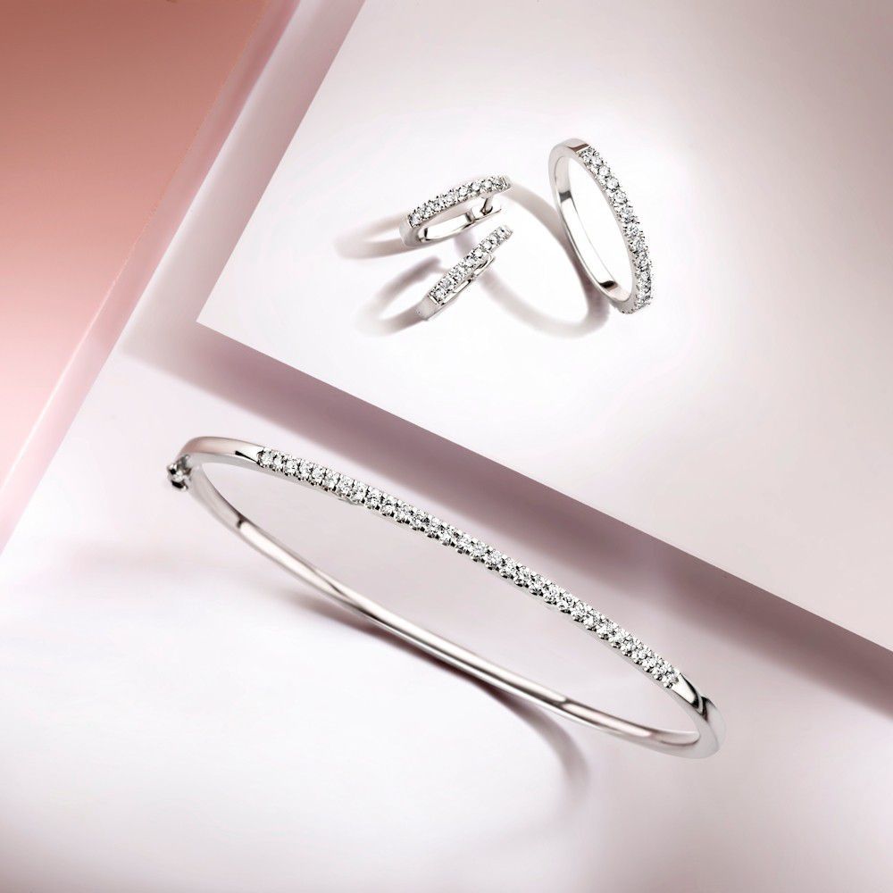 Créoles en or blanc avec 16 diamants brillants – 14 carats, 0,48 crt 0,48 crt.