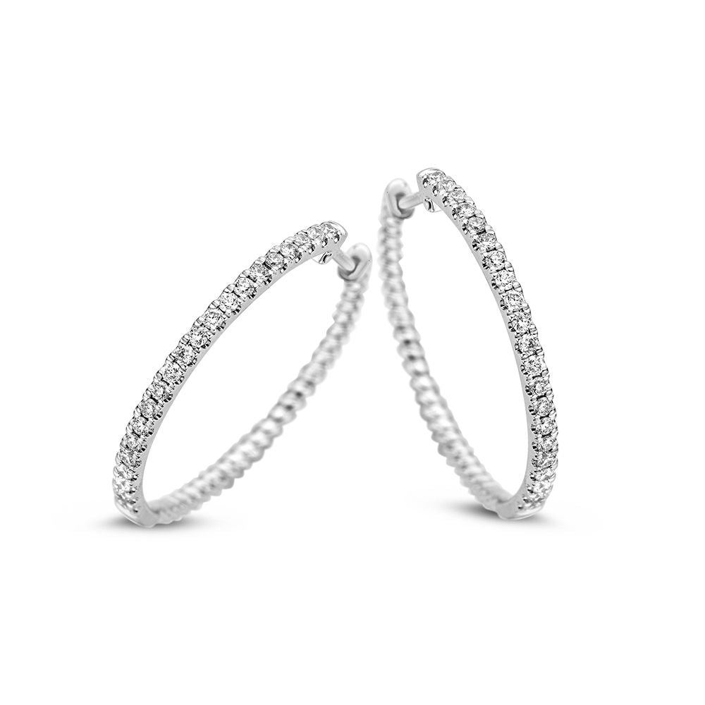 Boucles d'oreilles en or blanc avec des diamants de 0,48 ct, forme ronde et finition brillante.