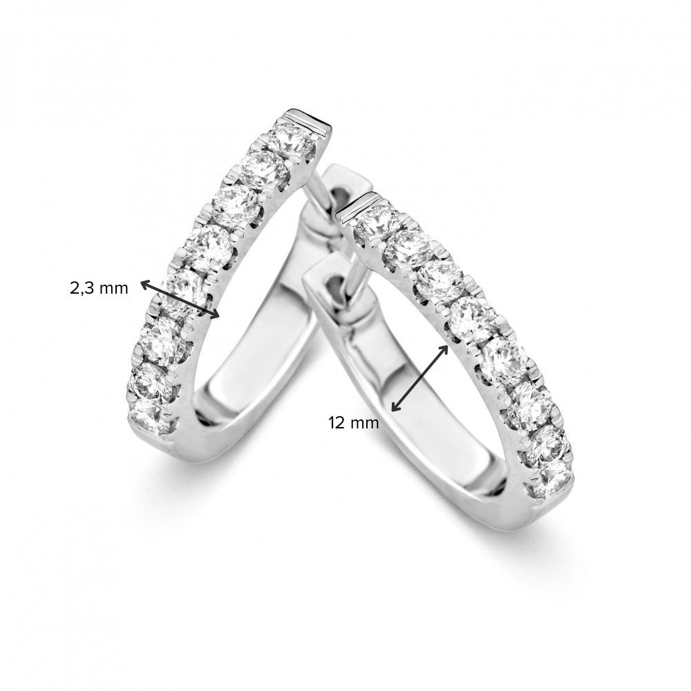 Créoles en or blanc avec diamant en sertissage chaton épuré – 0,75 ct, 18 diamants